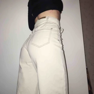  - Fina byxor från nelly. Lagom långa om man är runt 170 ungefär (jag är 167 o då går de nästan ner i marken), men går lätt att sy upp eller ifall man har högre skor. Använda endast en gång, så väldigt bra skick. Nypris 599 kr. 