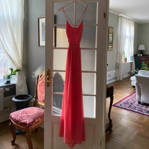  - Balklänning, endast använd 1 gång. Nypris ca 1000. Dragkedjan är lite krånglig så du behöver någon som hjälper till att dra upp den! Jag är 175cm och den är perfekt längd för mig. Men sitter tight vid midjan. 