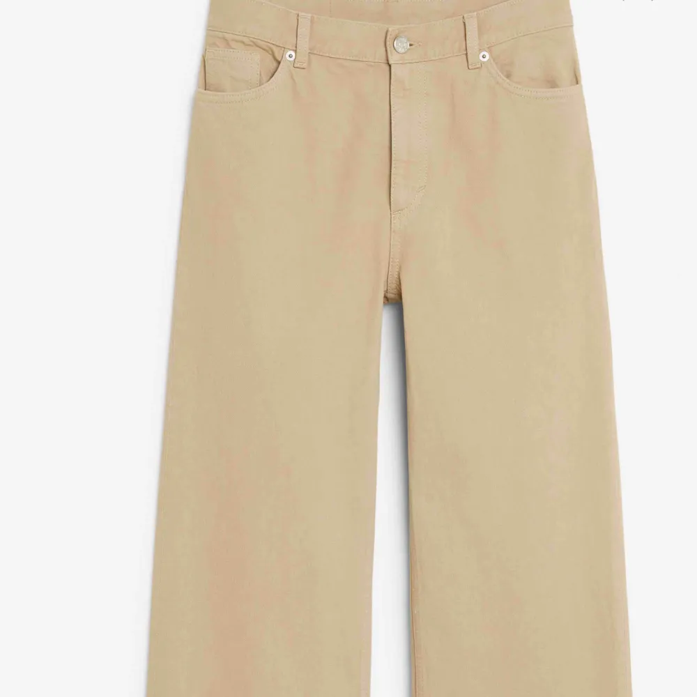 Säljer dessa jättefina beige jeans från Monki i modellen ”Yoko”. Fraktpris: 60kr. Jeans & Byxor.