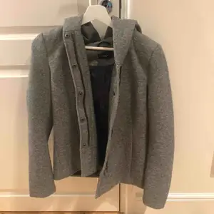 En snygg grå kappa ifrån Only i storlek S!  Sparsamt använd/som ny.  Nypris: 500kr 