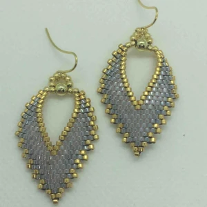  - Örhängen är handgjorda av högkvalitativa japanska glaspärlor. Längd: 4,7 cm Bredd: 2,5 cm Material : glas Metal : guldpläterad ( öronkrokar).