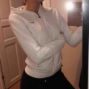  - Super snygg Nike topp som är använd i många år med hyfsad kvalite men håller på att bli för liten för mig