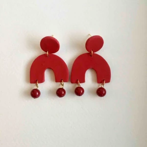  - Unika handgjorda juliga örhängen som passar året om💗💗 går även att få med silvriga detaljer. •nickelfria •frakt 9kr •insta: dorisclaydesign 