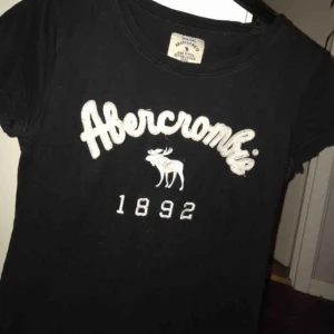  - Svart t-shirt, oanvänd, endast testad en gång Står XL i tröjan men den är köpt utomlands så S är rätt storlek. Jätteskönt matrial och tröjan sitter superfint på!