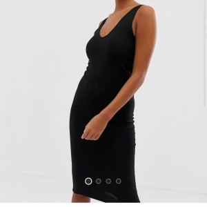  - Säljer denna fina klänningen i storlek 32.  Så XXS/XS. Stretch. Väldigt fin och oanvänd. Endast testad! Frakten går på 20kr. PRUTA INTE! Redan billigt!  Skickas idag! 