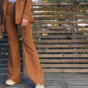  - Beige-brun Kostym från Behrska. Fint skick! Frakt tillkommer på 50kr 😃