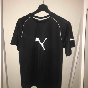  - Vintage pumatröja (träningsmaterial)  Älskar denna men fåt tyvärr inte plats i min garderob. Älskar att använda ihop med svarta jeans och sneakers.  100kr möts upp i Sthlm 🌸