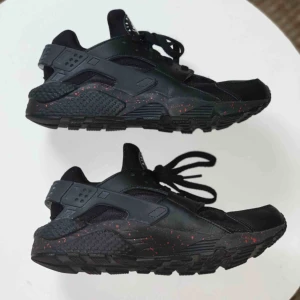  - Säljer mina knappt använda Nike Air Huarache med med speciell färg på sulan. Inköpta för 1449 kr.  Storleken är 41 men skulle säga att de passar dem som har strl 39-40 egentligen pga små i storleken.  Kan mötas upp i Lund, annars står köparen för frakt!