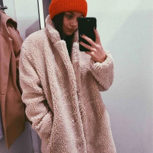  - Fin och varm teddyjacka ifrån H&M. Säljer den då jag använder den alldeles för lite. Frakt betalar köparen.