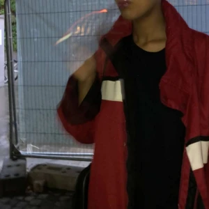  - ASCOOL oversized Tommy Hilfiger jacka. Nytt skick. Pris kan diskuteras vid snabb affär.