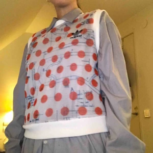  - Adidas cool väst, används en gång i en fotografering, perfekt skick.  200kr inte med frakt.