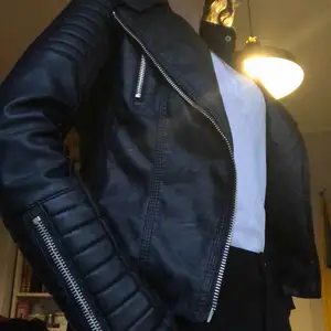 Voyelles jacka i fejk skinn. Gör varje outfit cool och intressant. Jackan är i mycket bra skick.  Nypris: 400 kr Mitt pris: 250 kr Storlek: 36