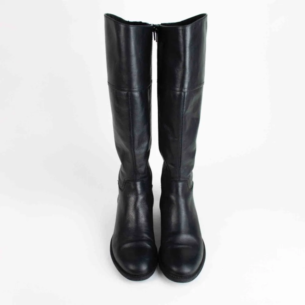 Vagabond leather riding boots in black Some signs of wear  Feels true to size Free shipping! Read the full description at our website majorunit.com No returns. Skor.