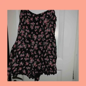  - Somrig playsuit från Bershka i storlek M. Den är ribbad med stretch i ryggen. Säljer för 50 kr (+frakt)! :)