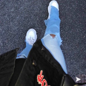  - Supersnygga jeans me slitningar🌟 frakten på ca 70 kr ingår i priset💓