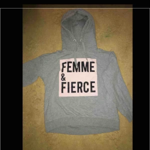  - Perfekt till lowkey feminister . Sitter jätte fint och är perfekt att piffa upp . Absolutt inga deffekter skicket är som nytt då den aldrig aldrig är använd.