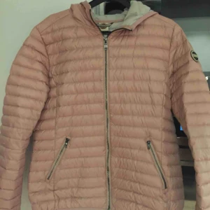  - Colmar dunjacka superskön o lätt. Storlek large. Inköpt 2019.