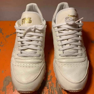  - Sneakers n stuff x reebok sneakers, sparsamt använda.  Därav bra condition. Passar även om du har stl 43🌞✨