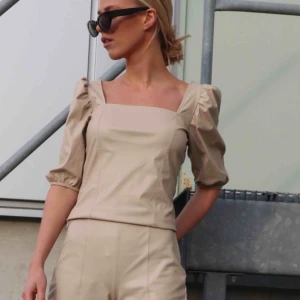  - PU topp, endast använd på denna bild. Frakt spårbar 63kr tillkommer