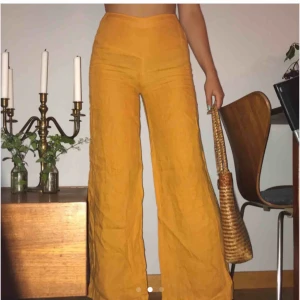  - Ett par super snygga byxor jag köpte här på Plick som tyvärr var lite för små för mig💕💕