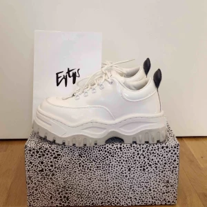  - Säljer mina Angel Patent skor (WHITE) från Eytys. Köpte de i augusti och har endast använt de två gånger. Passar och är fina under alla säsonger. All tillbehör kommer med! Köptes för 2800kr, riktig läder. OBS! Möts upp, frakt 50kr 