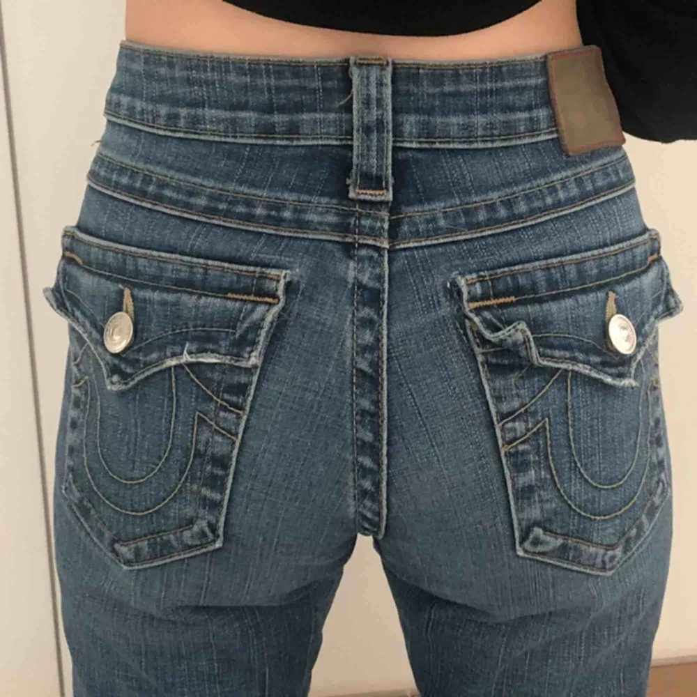 Svincoola Y2k jeans från true religion! Väldigt små i storleken så passar mer en 26/27. De är lite stora på mig som har 25. Om flera är intresserade blir det budgivning och utgångspriset e 100kr. Köparen står för frakten. Jeans & Byxor.
