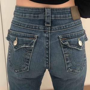 Svincoola Y2k jeans från true religion! Väldigt små i storleken så passar mer en 26/27. De är lite stora på mig som har 25. Om flera är intresserade blir det budgivning och utgångspriset e 100kr. Köparen står för frakten