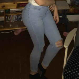 - stretchiga högmidjade jeans. med små fickor och formar bra. storlek 34 men passar 36/s med. nytt skick