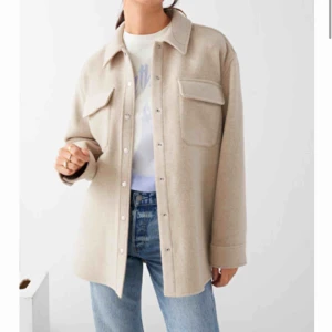 Other Stories Jacka - Superfin och trendig jacka från & Other stories. Knappt använd. Nypris: 1300kr  FRAKTAR EJ!