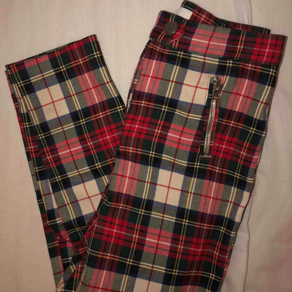 Jättefina rutiga kostymbyxor från hm i storlek 34, fakefickor både fram och bak. Använda en gång på julafton förra året. . Jeans & Byxor.