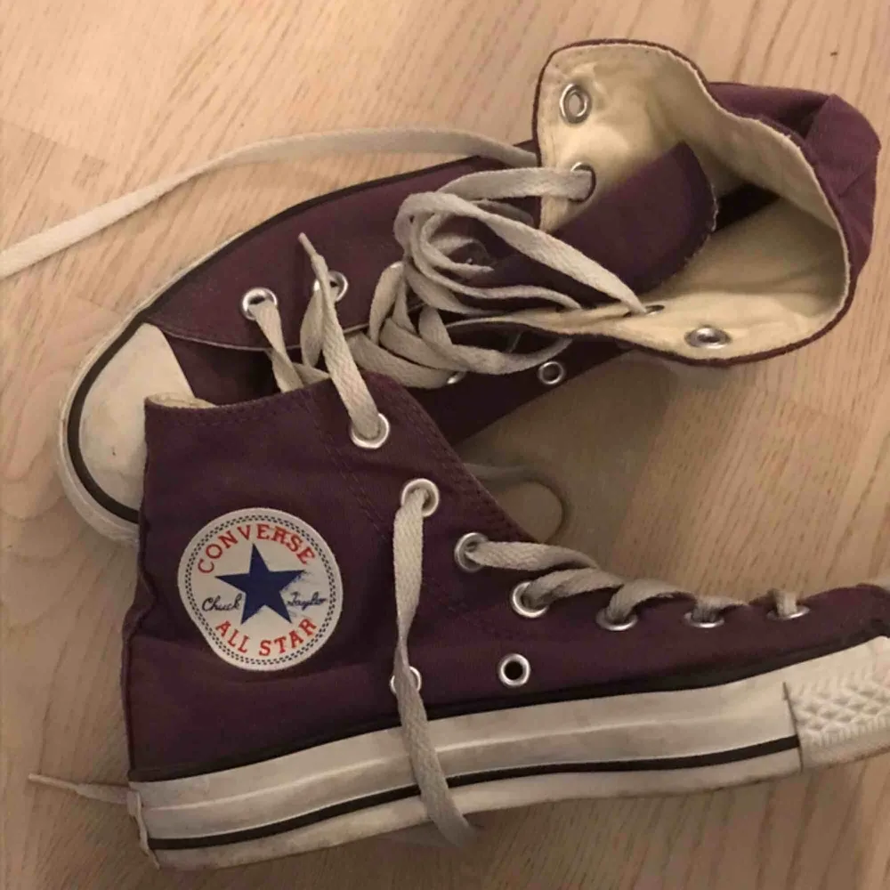 Ett par lila skor från Converse. Väldigt bra skick storlek 37och en halv  . Skor.