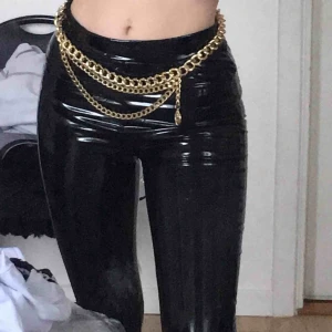  - Lack byxor köpa på madlady 🥰 helt nya bara testade . Säljer även kedjan som är med på bilden som också är från madlady, den för 150