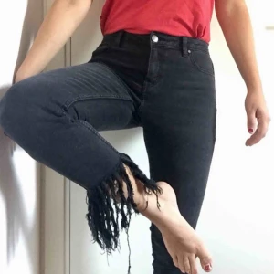  - Snygga jeans i stretchigt material passar bäst för strlk 36. Fransiga nertill. Porto tillkommer
