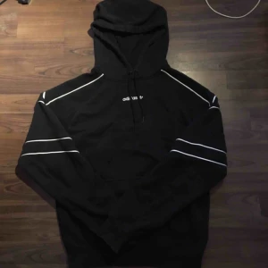  - Snygg hoodie från adidas. Väldigt bra skick. Köpt för 800kr på adidas officiella hemsida. 