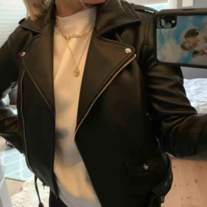  - asfin skinnjacka från zara i perfekt skick, aldrig använd, stilren o passar till allt ⭐️ 