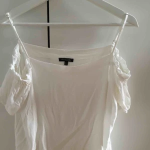  - off shoulder blus från Massimo Dutti(äkta), OBS! Ostruken på bilden därav skrynklig