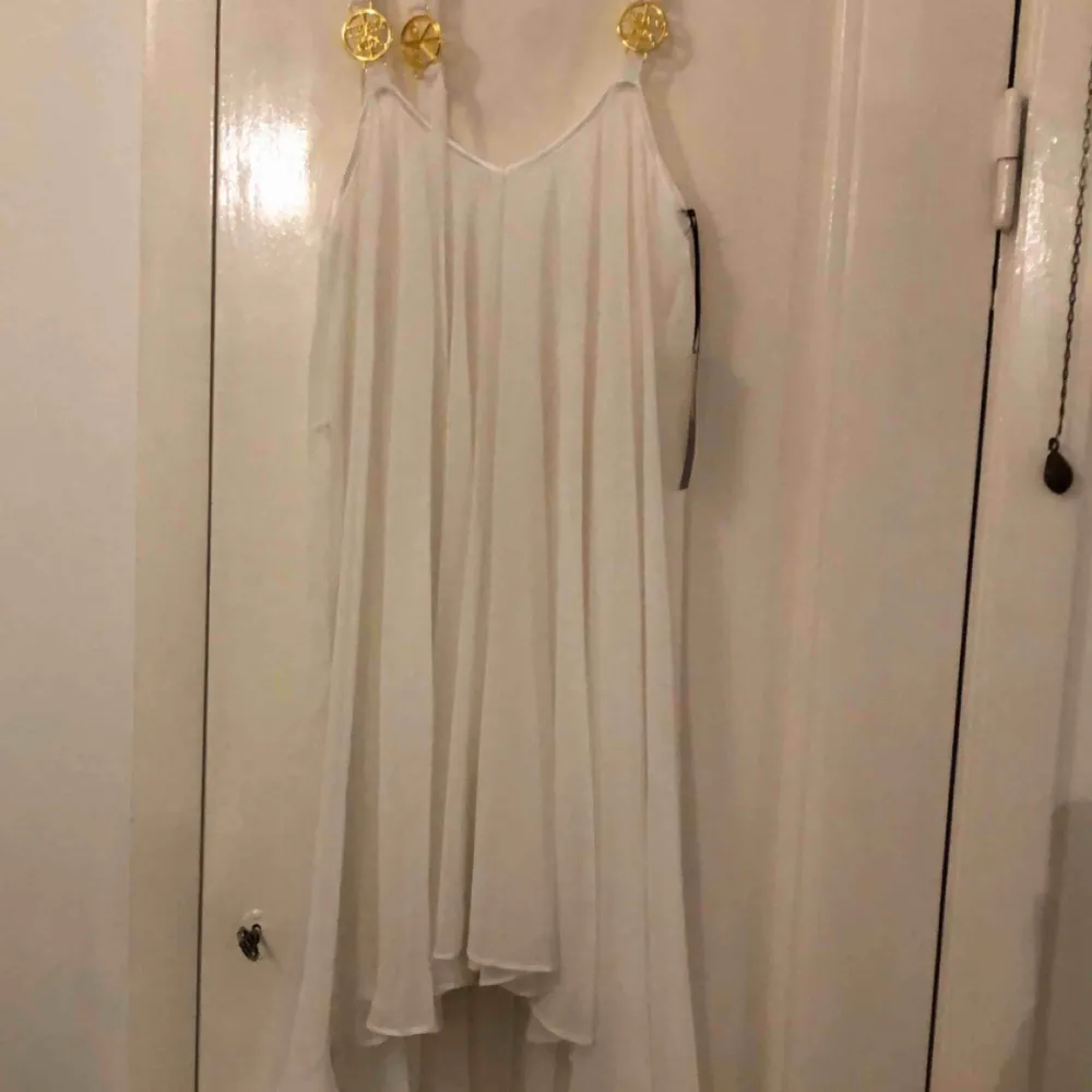 Helt ny Ida Sjöstedt klänning som aldrig har använts. Storlek 38. Säljs pga att den inte riktigt passar min stil längre. Köptes som ny för 1990 kr. . Klänningar.