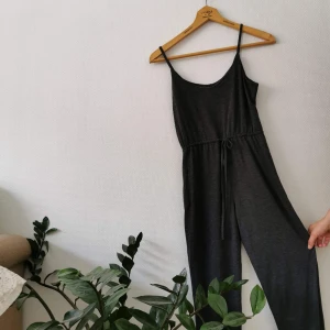  - Löst sittande grå byxdress, knappt använd! Köparen står för frakten!