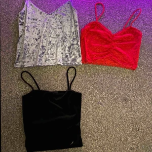  - Ett svart linne i plysch, gråblå linne också i plysch och ett rött linne i spets, köp allihop för 50kr dom är aldrig använda och kommer nog inte andvända dom så vill bara bli av med dom. Hör av dig om du är intresserad 