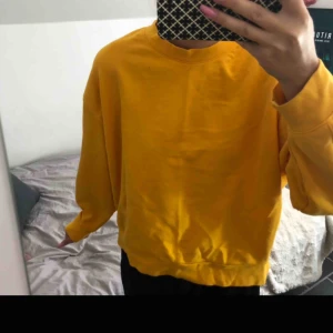  - Weekday tröja i storlek S men passar också M. Aldrig använd och säljs för priset:99kr🥰