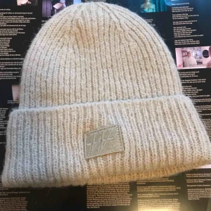  - nyköpt för 299kr, men glömt kvittot så säljer den🌟 har redan flera mössor därför den säljs. kontakta för fler frågor eller bilder!!🌟💗💕