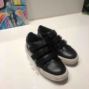  - Snygga kardborreband skor i storlek 36 från Na-Kd. Säljer på grund av att de är för små för mig. Vilket är så synd eftersom de är så snygga. Köparen betalar frakt.