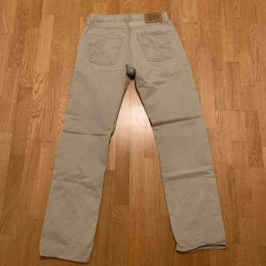  - jättesnygga beiga vintage Levis, bra skick! <33