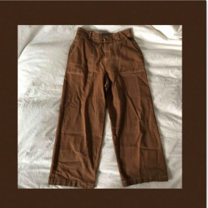  - Superfina bruna lite kortare byxor från Bershka! Använda fåtal gånger, därmed i gott skick. Frakt tillkommer och betalningen sker via Swish