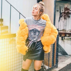  - Gul fluffig jacka i storlek 40 (men passar även på mig som har L). I nyskick, aldrig använd!! Supermjuk/fluffig och varm!  (Nypris: 999 kr) Finns att hämta i Hornstull, eller skickas mot frakt!