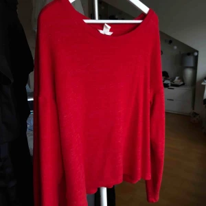  - Röd, långärmad tröja i storlek XL från H&M. Passar alla storlekar - sitter fint oavsett. Endast använd EN gång & är i NYTT skick!