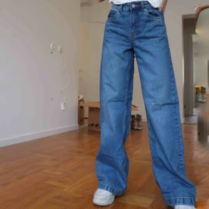  - Oanvända jeans från Dr.denim med prislapp kvar. Spårbar frakt tillkommer på 63kr