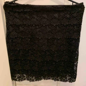  - Söt blommig kjol, aldrig använd