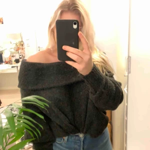  - En ganska svårförklarad tröja lol men bilderna säger ganska mycket. Den är axellös men fortfarande väldigt varm & gosig. 