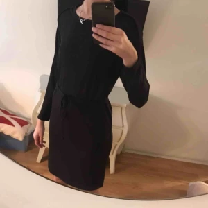  - Svart klänning från Filippa K Storlek XS Material: 95 procent polyester, 5 procent elestan Sparsamt använd, Inget att anmärka på, 350kr